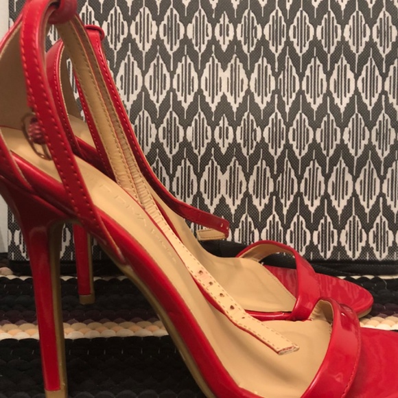 Red strap heels - Picture 2 of 12